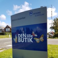 Pylon renoveret for Den Lille Butik og Assens Kommune