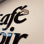 Udfræste sorte akrylbogstaver til Café Noir